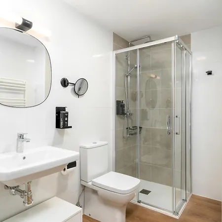 Limehome Calle Postigo Bajo 4* אוביידו