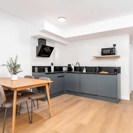 Limehome Calle Postigo Bajo מלון דירות